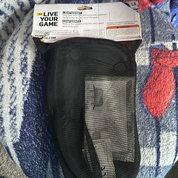 Gold detailing drip. - Picture 3 of 3